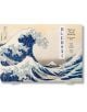 Изображението показва корицата на "Хокусай: Тридесет и шест изгледа на планината Фуджи", на която е изобразена емблематичната творба на Хокусай в стил укийо-е - "Голямата вълна край Канагава", с голяма синя вълна и планината Фуджи на заден план.-1-thumb