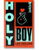 Корицата на книгата Holy Boy е със смел тюркоазен и черен текст върху оранжево, ръка, която прави сърце с пръсти, обсипано с червен, видим корейски текст и дизайн, напомнящ за корейски литературен трилър.-2-thumb