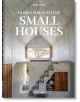 Корицата на книгата Homes For Our Time: Small Houses, 45th Edition, с модерен бетонен интериор със стълби, вграден склад и отворен прозорец, обрамчващ дърво - представяне на иновативни малки домове. Издадена от Taschen.-1-thumb