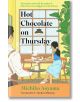 На илюстрованата корица на "Горещ шоколад" от четвъртък е изобразена жена, която се наслаждава на горещ шоколад в токийското кафене "Мрамор", загледана през прозореца, а наблизо има мъж. Топлите цветове и листното растение създават уютна и привлекателна а-thumb