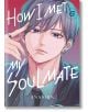 Корицата на How I Met My Soulmate, Vol. 6 представя стилен млад мъж със сиво-синя коса и сини очи, който държи близалка на червен градиентен фон - идеален за почитателите на манга романтиката в колежа.-thumb