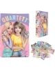 Кутията Игра с карти Top Model Quartett включва илюстрираните герои Кристи и Саша, които държат карти, с карикатурни лица отстрани и ярки карти с герои отпред.-thumb