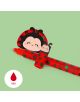 The Изтриваема гел химикалка Legami Ladybug с капачка и гумичка, с черни точки и усмихната калинка, стои върху светлозелена повърхност. "GET LUCKY" с детелина е изписано на нея; в ъгъла се вижда червена капчица.-2-thumb