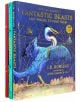 Комплектът от 3 книги с илюстровани издания на Джей Кей Роулинг с твърда корица стои изправен, а илюстрованото издание на "Фантастични животни" е отпред, с ярка синьо-бяла птица върху златисто-синя корица.-thumb