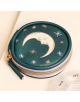 Калъфът за хапчета DesignWorks Ink - Teal Moon е кръгла чантичка за монети в цвят тил със златен цип, с акцент от златен полумесец и звезди. Прозрачен органайзер за хапчета добавя допълнително удобство.-4-thumb