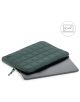 Тъмнозелен калъф за лаптоп Miquelrius Urban Soft Green 15" / 16" с ватиран дизайн и цип е частично отворен и показва сив лаптоп отвътре. Малка икона показва, че тя е подходяща за 15" и 16" лаптопи.-2-thumb