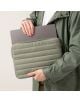 Лице, облечено в зелено яке, поставя сив лаптоп в Калъф за лаптоп Miquelrius Urban Soft Khaki 15" / 16".-5-thumb