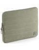 Калъфът за лаптоп Miquelrius Urban Soft Khaki 15" / 16" е светло маслиненозелен калъф с хоризонтални шевове, цип в горния ляв ъгъл и малка текстилна лепенка на марката в долния десен ъгъл.-1-thumb