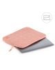 Светлорозов, ватиран калъф за лаптоп Miquelrius Urban Soft Pink 13" / 14" с цип, частично отворен, за да разкрие сребрист лаптоп. Икона в горния десен ъгъл показва, че е подходящ за 13" и 14" лаптопи.-2-thumb