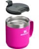 Stanley Violet Blossom къмпинг чаша е показан в яркорозов цвят с дръжка, вакуумна изолация, сребърен ръб и прозрачен черен пластмасов капак, отделен над чаша.-3-thumb