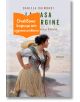 На корицата на книгата „Къщата край речния бряг – Сага за фамилия Казадио“ е изобразена жена в старомодни дрехи, стояща на брега на реката и взираща се в далечината. Оранжева фигура с текст на български език частично покрива заглавието и името на автора.-thumb