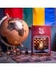 Червената касичка ABYstyle Harry Potter - Golden Snitch с емблема на Хогуортс и Златен снич е изложена до винтидж глобус, заобиколена от цветни флагчета и мини шахматни фигури - чудесен подарък за фенове на Хари Потър.-5-thumb