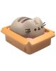 Касичка Grupo Erik Pusheen е симпатична сива фигурка Pusheen в кафява кутия с жълт кант и розови камъчета - очарователна детска касичка и идеален подарък за малки и големи!.-1-thumb