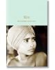 Корицата на книгата "Ким" (Macmillan Collector's Library), на която е изобразена снимка в сепия на млад човек с превръзка на главата, който гледа замислено настрани, на бледозелен фон със златни букви.-thumb