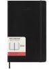 Класически черен ежедневник тефтер-органайзер Moleskine Black 2026 г. С меки корици и ластик, с хартиен етикет върху корицата, показващ илюстрация на отворен тефтер и продуктови детайли.-1-thumb