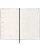 Отвори Класически черен седмичен тефтер-органайзер Moleskine Black 2026 г. с твърди корици, показващ седмично оформление (понеделник-неделя) вляво, подредени бележки вдясно и черна лента за отбелязване в средата.-5-thumb