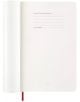 Класическият дневен планшет Moleskine Scarlet Red 2026 с мека корица се отваря с празна лява страница и дясна страница с полета за контакт и награда в случай на загуба, както и със заставка с червена панделка.-3-thumb