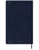 На бял фон е показан затворен, класически седмичен планер Moleskine Sapphire Blue 2026 с мека корица, еластична лента и книгоразделител с панделка. Релефното лого подчертава този класически син седмичен тефтер-органайзер.-7-thumb