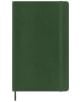 Класическият седмичен тефтер-органайзер Moleskine Myrtle Green 2026 г. С меки корици е затворен, тъмнозелен, с ластик вдясно, лента за отбелязване отдолу и релефна година 2026 отпред - идеален зелен органайзер.-2-thumb
