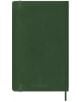 Класическият зелен седмичен тефтер-органайзер Moleskine Myrtle Green 2026 г. С меки корици е показан затворен, с ластик и текстилна отметка, изправен на бял фон.-7-thumb