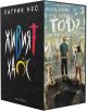 Колекция "Живият хаос" - обновени издания: Кутия с трилогията на Патрик Нес на български с корица, изобразяваща Тод Хюит, куче и друга фигура пред стената Шум от думи и числа заглавие с дебел шрифт на кирилица.-thumb