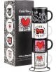 Комплект чаши Grupo Erik - Keith Haring, 4 бр. включва керамични чаши с игриви фигури и ярки линии в стойка. Опаковката е с арт дизайн и надпис "Keith Haring 4 Piece Mug Set".-2-thumb