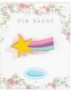Жълта значка с падаща звезда и розово, лилаво и синьо райе, изобразена върху флорална картичка с надпис "PIN BADGE" и "Me to You" - част от Комплект Me to You Birthday, очарователен малък подарък за феновете.-5-thumb