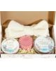 Комплект Me to You Relax - ароматен подаръчен сет с бял пухкав лента за глава, розова бомбичка за вана, бурканче захарен скраб и ароматна свещ с флорални мечета, подредени в гофрирана хартия.-3-thumb