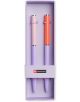 Комплект от две метални химикалки Miquelrius Thin Metallic Mauve с лилави корпуси и горна част в розово и оранжево са подредени една до друга в елегантна, брандирана лилава кутия.-1-thumb