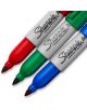 Комплект перманентни минимаркери Sharpie, три цвята-червен, зелен и син-са подредени диагонално върху бял фон с махнати капачки, показващи бързосъхнещото мастило.-3-thumb
