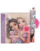 Комплектът тефтерче Top Model с химикалка включва мини тефтерче TOPModel с две прегръщащи се момичета, цветна химикалка със стикери и аксесоар с розов помпон. Корицата е с весели мотиви и стикер със знак за мир.-1-thumb
