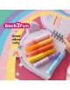 Ръка държи „Комплект текстови маркери Miquelrius Back2Fun“ в ярки цветове, разположени до пет цветни маркера върху тетрадка във формата на сърце, на която са изписани надписите „Back2Fun“ и „Good vibes only“ върху ярък, закачлив фон.-10-thumb