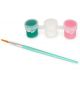 Плосък план на комплекта за декориране на великденски яйца Legami Hoppy: тюркоазена четка с оранжев накрайник, под две малки гърнета за боядисване - зелено и розово - свързани с бял държач, идеален за декориране на яйца за великденска украса.-4-thumb