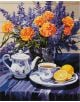 Картината "Натюрморт", направена с комплекта за рисуване с акрил Ideyka - Лавандула (40x50 cm), включва чайник, чаша за чай и нарязани лимони в чиния върху синя кърпа до ваза с оранжеви и лилави цветя.-1-thumb