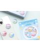 Комплект 3D капсули стикери Sanrio - Cinnamon включва пастелни кръгли стикери и бутони с дизайн на капсули, показани до бял телефон, син калъф и сладка опаковка на Cinnamoroll - очарователни кауайи аксесоари за всяка колекция!.-3-thumb