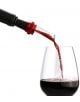 Червеното вино се налива от бутилка с помощта на Комплект за вино Cheer Moda Coffret Skyline, червен, като се излива плавно в чаша - елегантно допълнение към всяка колекция аксесоари за вино.-4-thumb