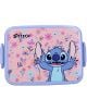 Правоъгълна кутия за храна в пастелно розово „Vadobag Stitch Lunch Bunch“ със сини ръбове, на която е изобразен Стич от анимационния филм на „Дисни“ „Лило и Стич“, усмихващ се с широко разперени ръце, заобиколен от цветни цветя, а в горния ляв ъгъл е изпи-2-thumb