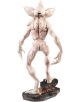 Лампа Grupo Erik Stranger Things Demogorgon представлява мускулест, блед хуманоид с ръце с нокти, издължени крайници и глава, наподобяваща цвете, който стои върху черна и оранжева скалиста основа - идеален подарък за всеки фен на Stranger Things.-2-thumb