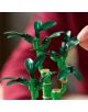 Ръка прикрепя зелено листо към комплекта „LEGO Botanicals Бамбук за късмет“, а на заден план се вижда размазан силует на човек с червена риза.-7-thumb