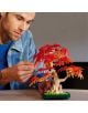 Един човек внимателно подрежда червени и оранжеви листа от LEGO върху комплекта „LEGO Botanicals Малък слънчев букет“, който стои на масата.-5-thumb