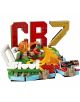 Колекционерският комплект „LEGO Editions Кристиано Роналдо“ представя футболист, който рита топката към вратата, с ярки червени и златисти букви „CR7“, табелка с името „Кристиано Роналдо“ и цветна основа в стил „LEGO“ на заден план.-3-thumb