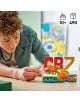 Човек с къдрава коса сглобява цветния комплект „LEGO Editions Кристиано Роналдо“ върху маса, а зад него се виждат червени тухлички с надпис „CBZ“. Този колекционерски комплект е предназначен за деца на възраст 10+ години и се състои от 490 елемента, като -6-thumb