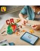 Някой сглобява цветни LEGO кубчета върху дървена маса, като следва инструкциите на таблета. Сред частите е комплектът „LEGO Editions Кристиано Роналдо“, в който фигурката на футболната легенда е частично сглобена.-7-thumb