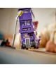 Крупно изображение на лилавия LEGO „Хари Потър: Приключение с автобуса „Полунощният рицар““, наклонен в движение, с размазан човек на заден план и малък LEGO уличен фенер вляво.-5-thumb