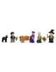 Пет минифигурки „LEGO“ и едно черно куче от комплекта „LEGO Harry Potter: Приключение с автобуса – Полунощният рицар“ стоят наред; една от тях бута количка, а останалите държат писма, магическа пръчка или книга. Една от тях е облечена в лилаво, а друга но-4-thumb