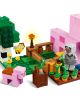 LEGO Minecraft „Къщата на прасенцето“ е цветен комплект с бял брониран герой, розово прасенце, пчела, зелено дърво, жълти цветя, фенер и градина с насаждения върху тревиста основа.-4-thumb