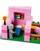 Комплектът „LEGO Minecraft: Къщата на прасенцето“ включва сива фигурка в розова къща със синьо легло, маса и малък прозорец, а отвън розово прасенце ви очаква в оградената си зона в стил Minecraft.-3-thumb