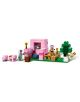 LEGO Minecraft „Къщата на прасенцето“ е конструктор с розова къщичка във формата на прасенце, две прасенца, дърво, малка градина, герой в бял костюм и зомби-прасенчо до оградена зона с аксесоари.-6-thumb