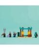 Четири минифигурки от LEGO Minecraft от комплекта „LEGO Minecraft Пустинният патрул на злобарите“ стоят до малка, пъстра конструкция от детски конструктор с два стълба и кактус на бледосиньо-зелен фон.-9-thumb