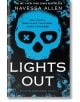 Корица на книгата Lights Out Special Edition: TikTok сензация от Navessa Allen, изобразяваща син череп с око X и сърце, заобиколен от сини цветя върху черно. Слоган: Двойката, която убива заедно, остава заедно.-1-thumb